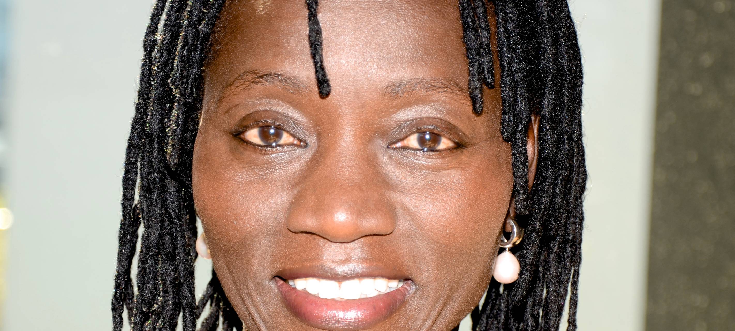 Auma Obama bekommt Buber-Plakette