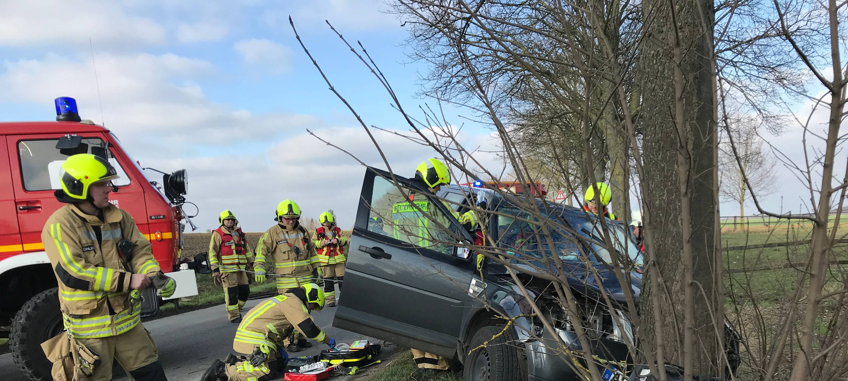 Frau fährt gegen Baum
