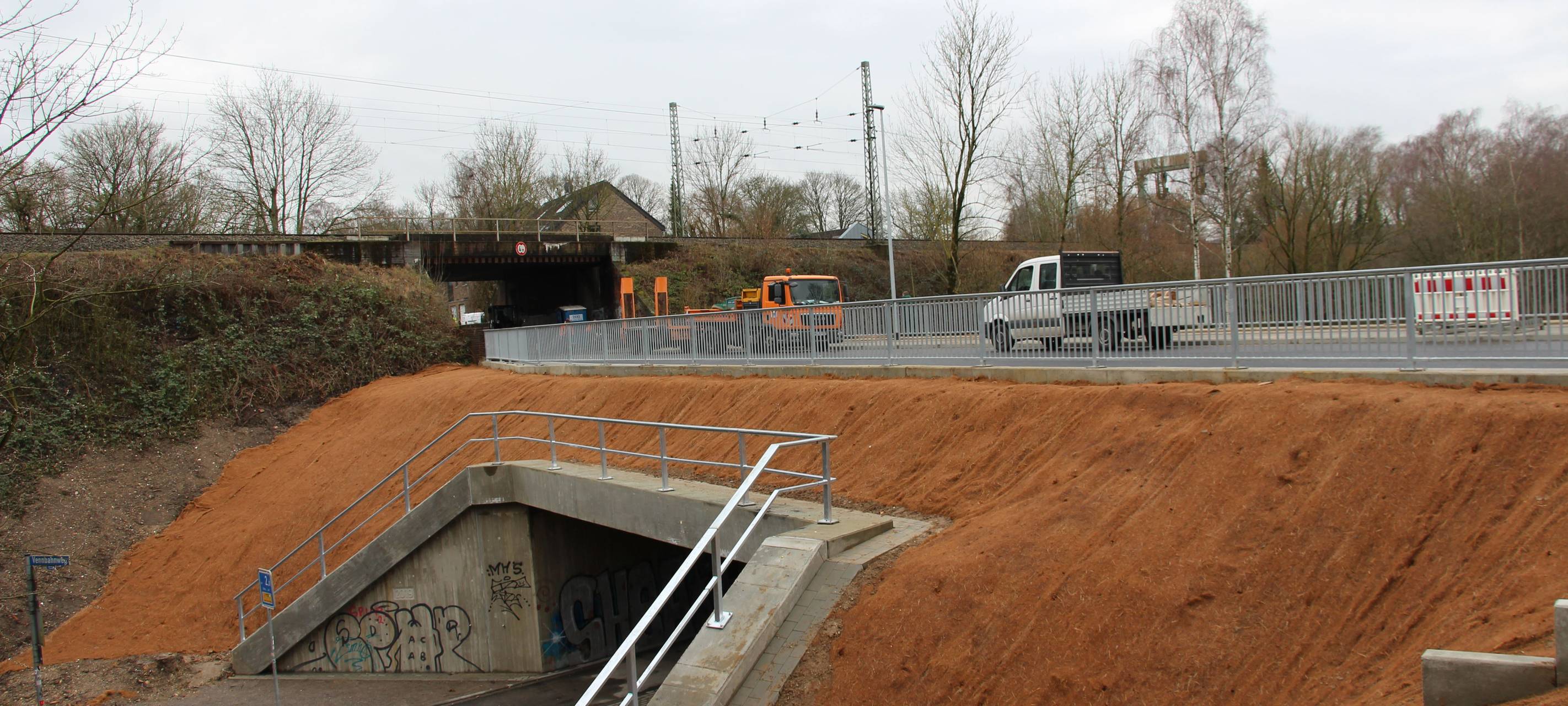 Erzbergerallee: Brücke fertig