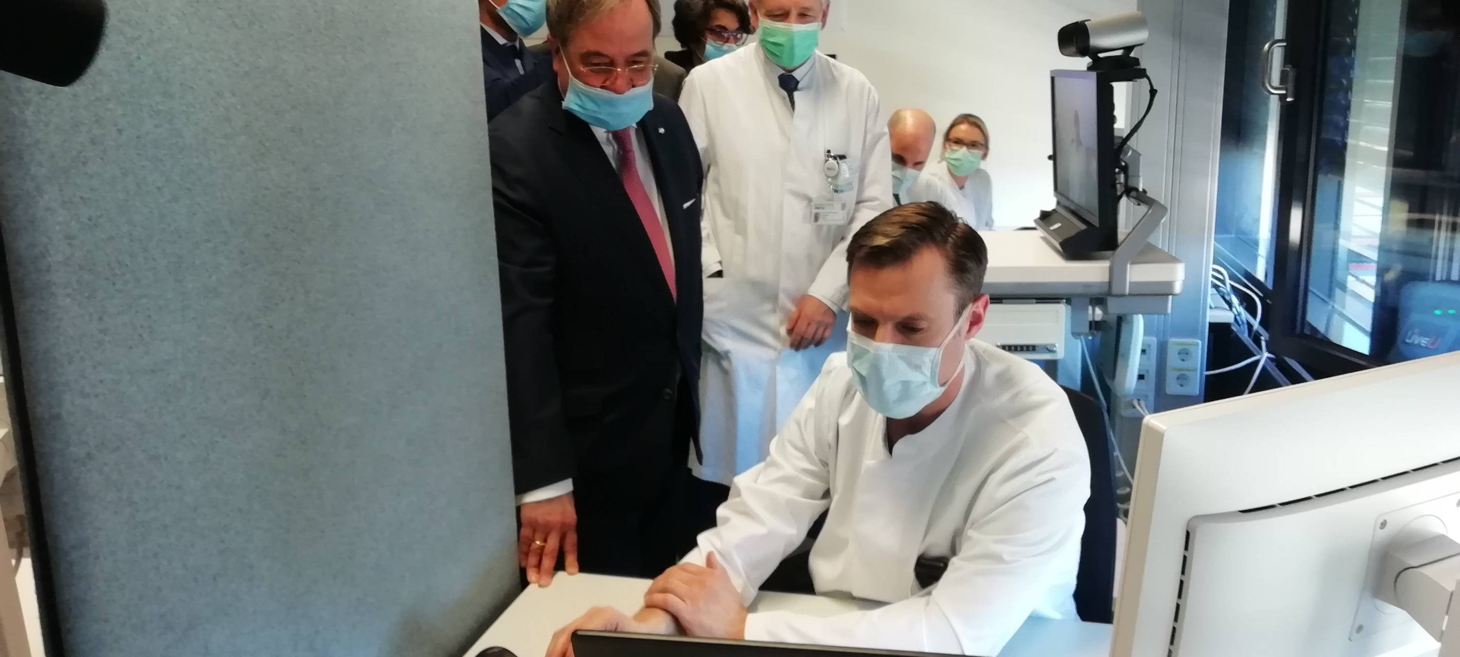 Laschet eröffnet "virtuelles" Krankenhaus