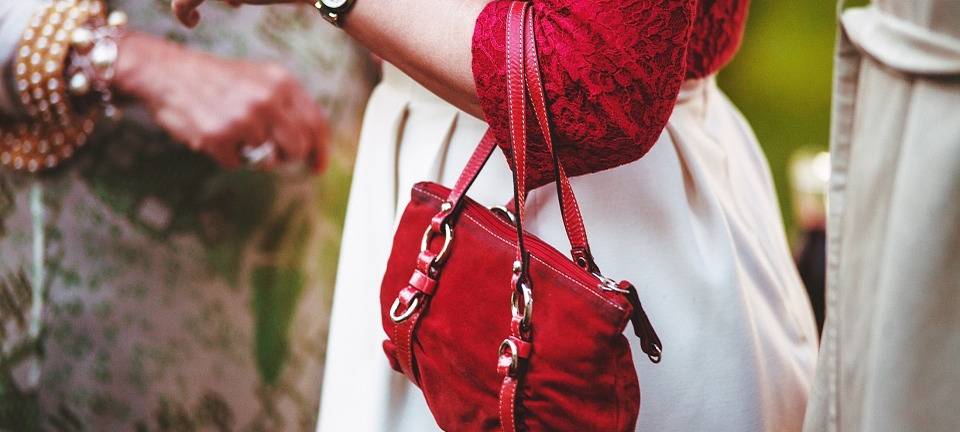 Seniorin bei versuchten Diebstahl verletzt