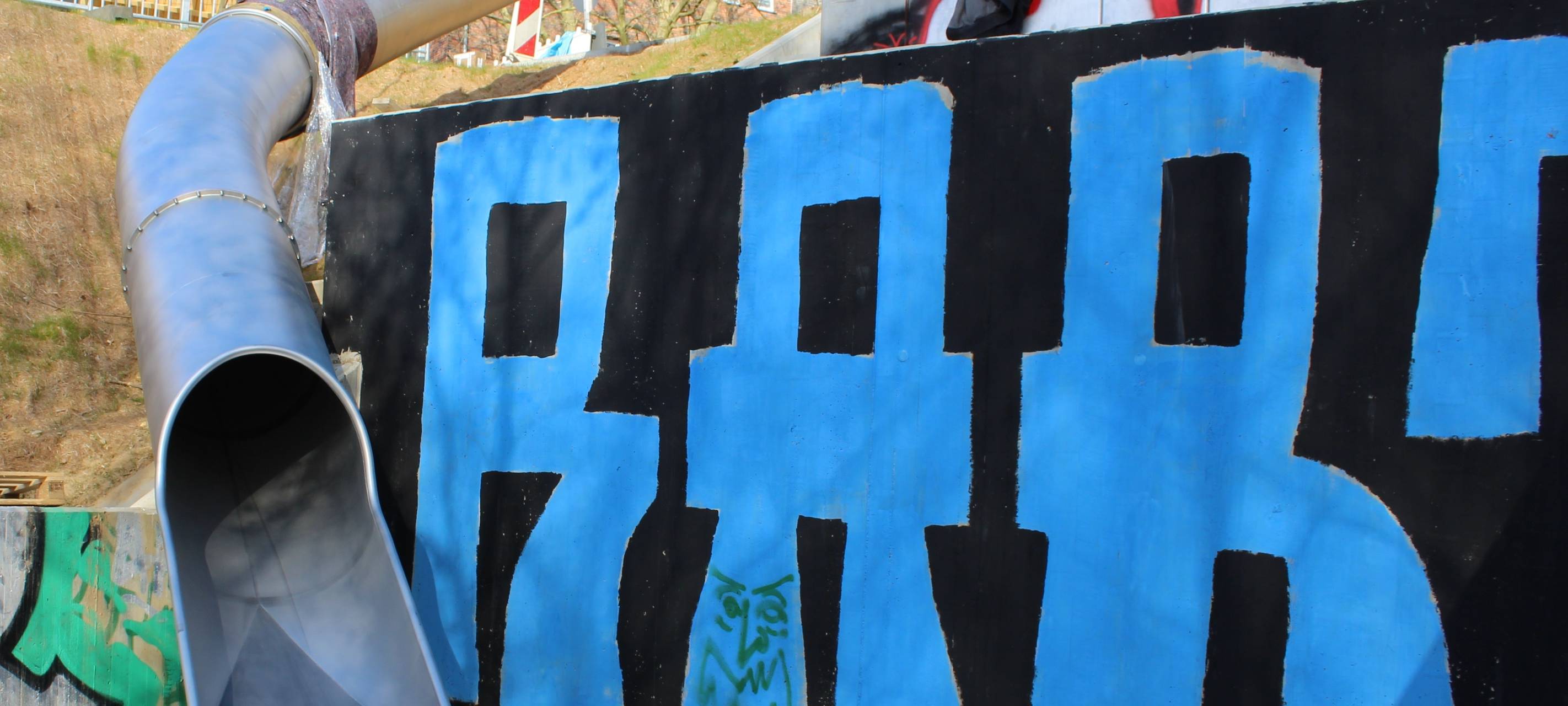 Neue Rutsche an der Erzbergerallee