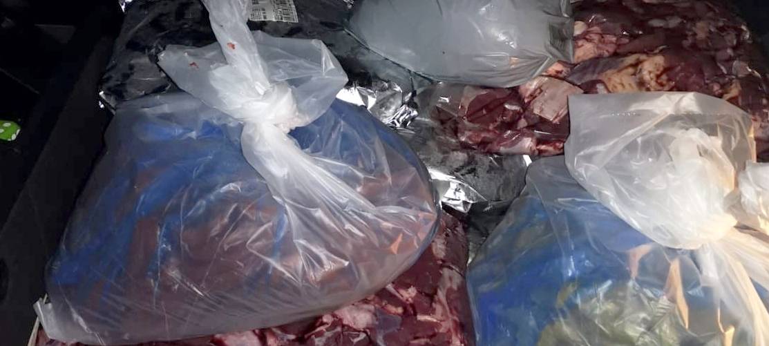 Ungekühltes Fleisch transportiert