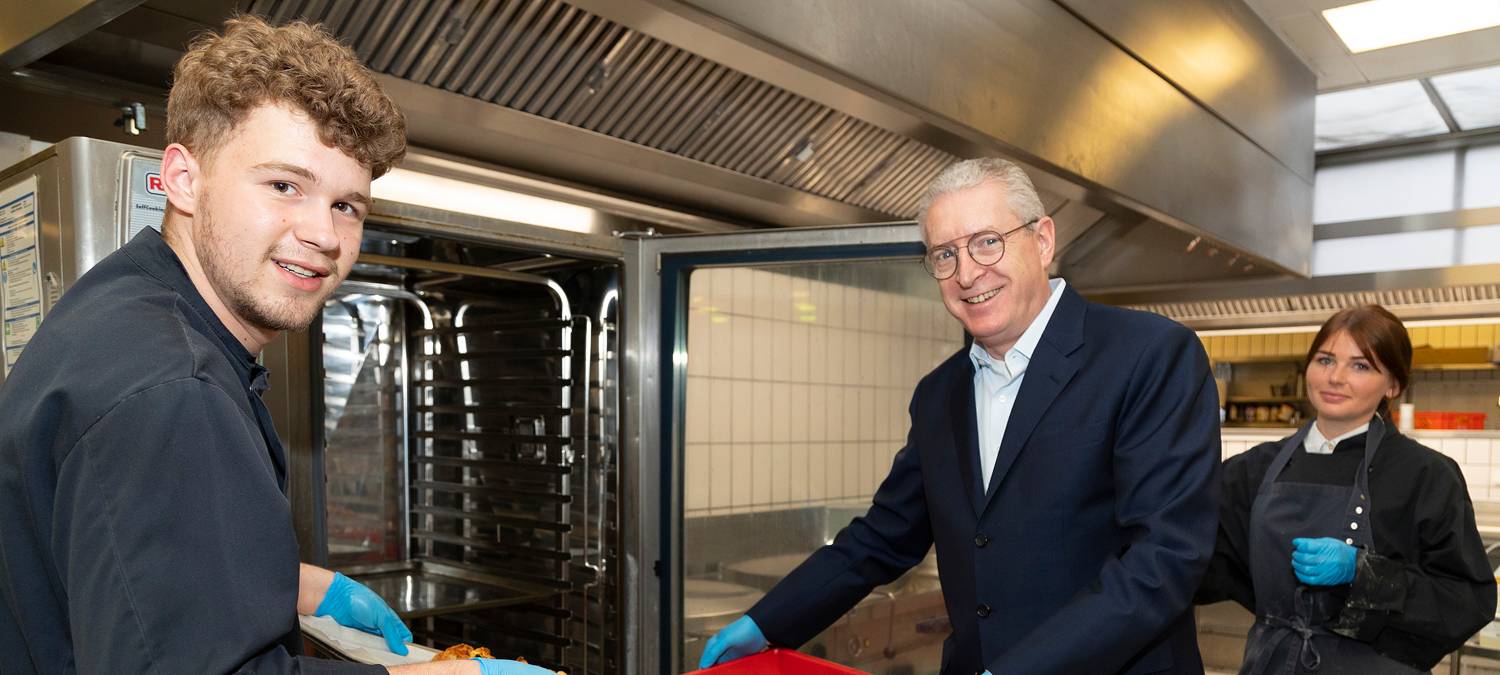 Azubis backen für Bedürftige