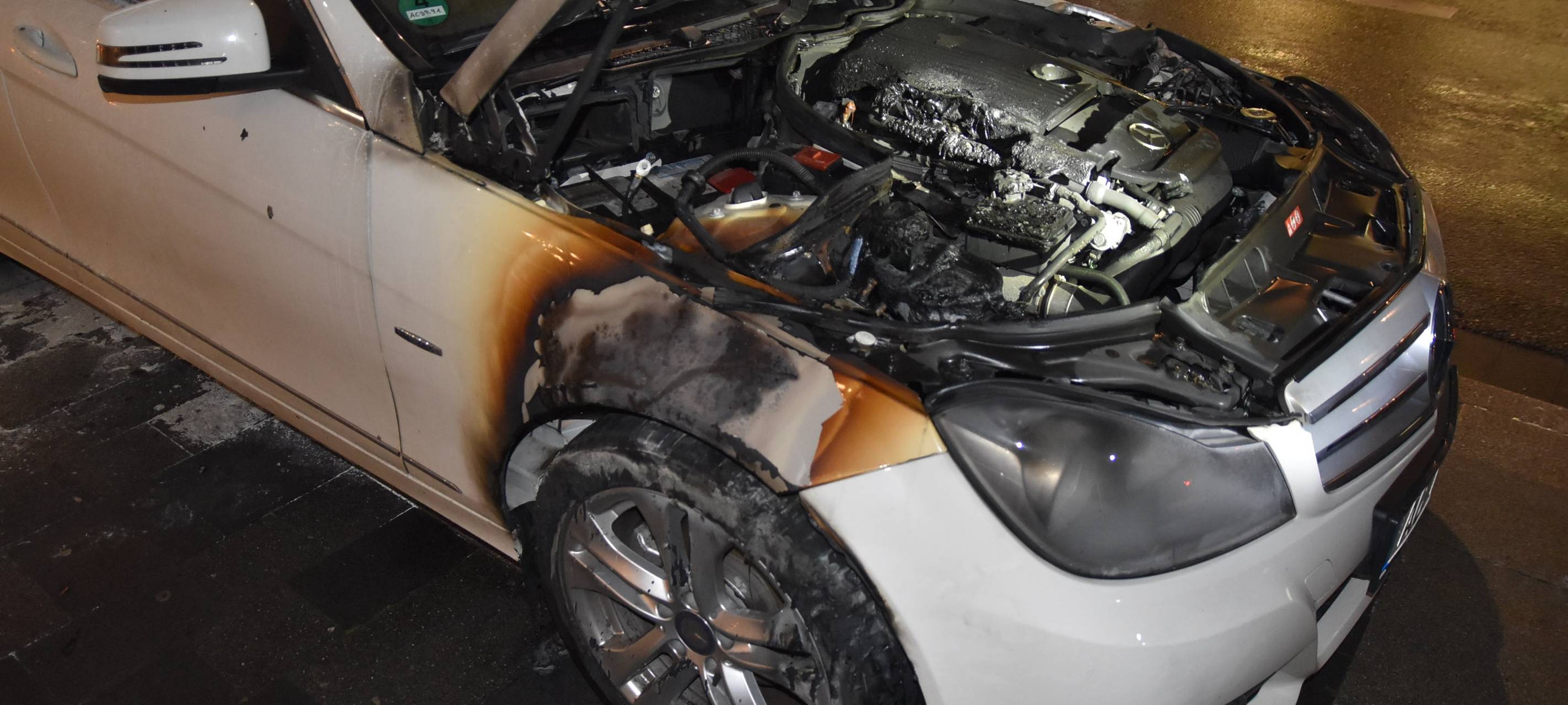 Brennende Autos: Zeugen gesucht