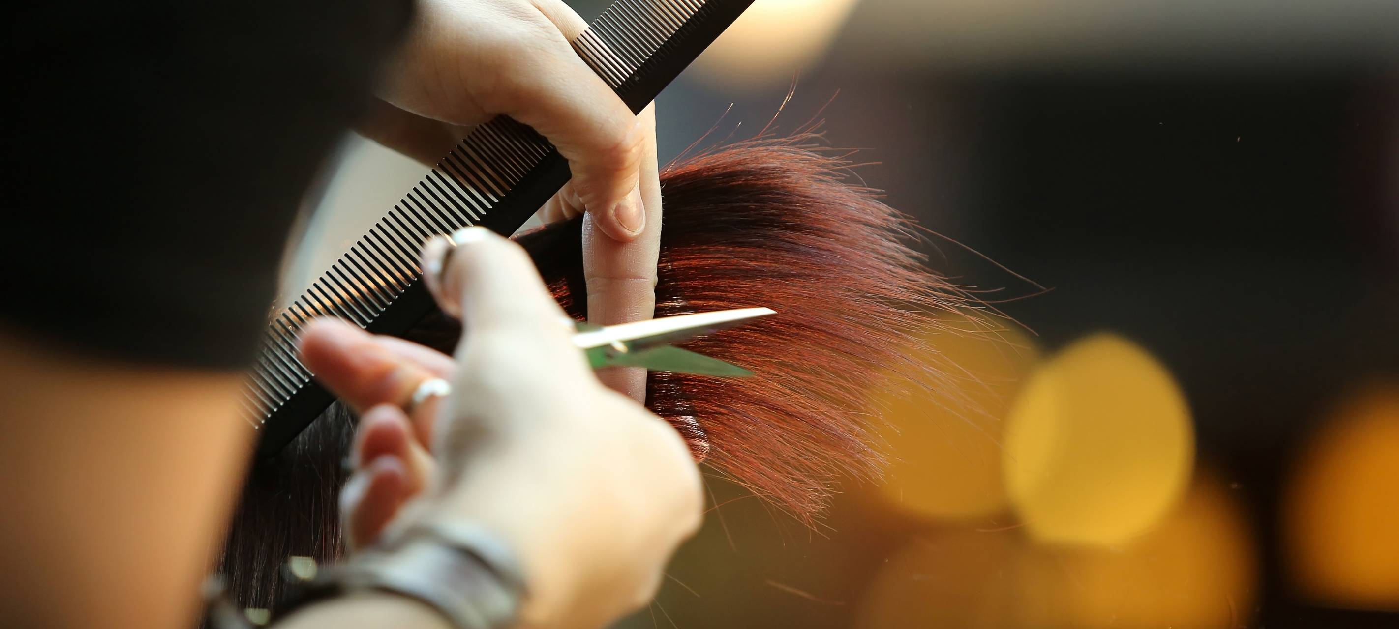 Unbekannte überfallen Friseursalon