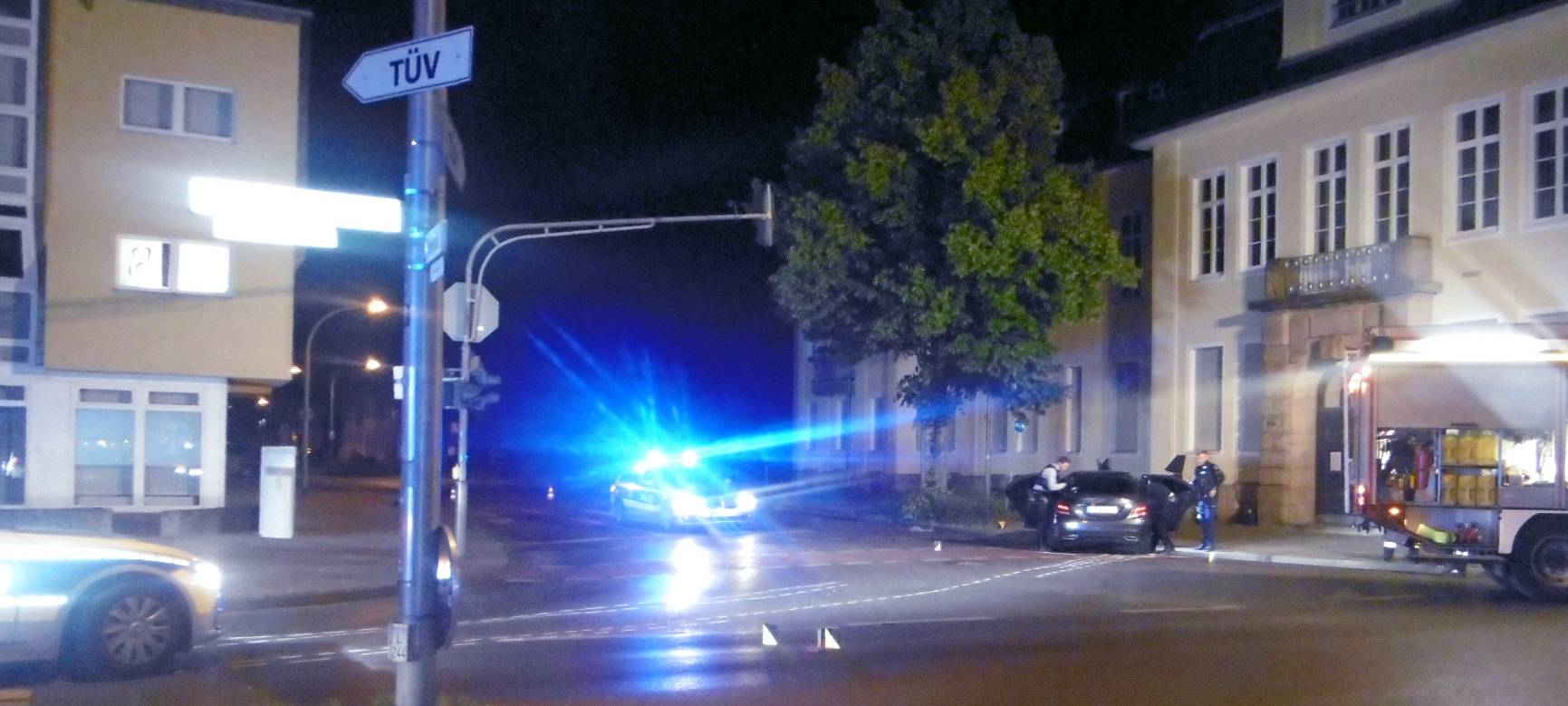 Gegen Ampelmast gefahren