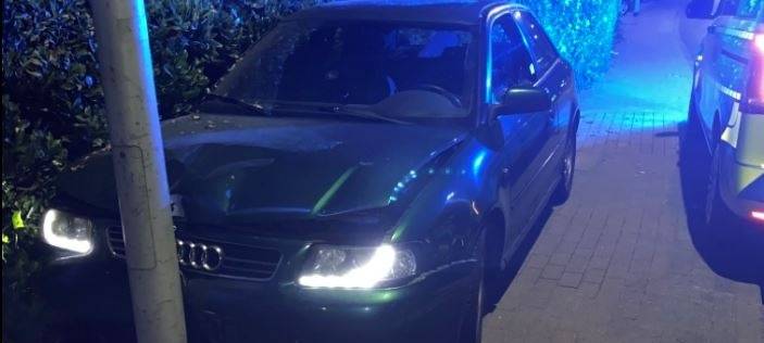 Beifahrer zieht Handbremse - Auto fährt gegen Laterne