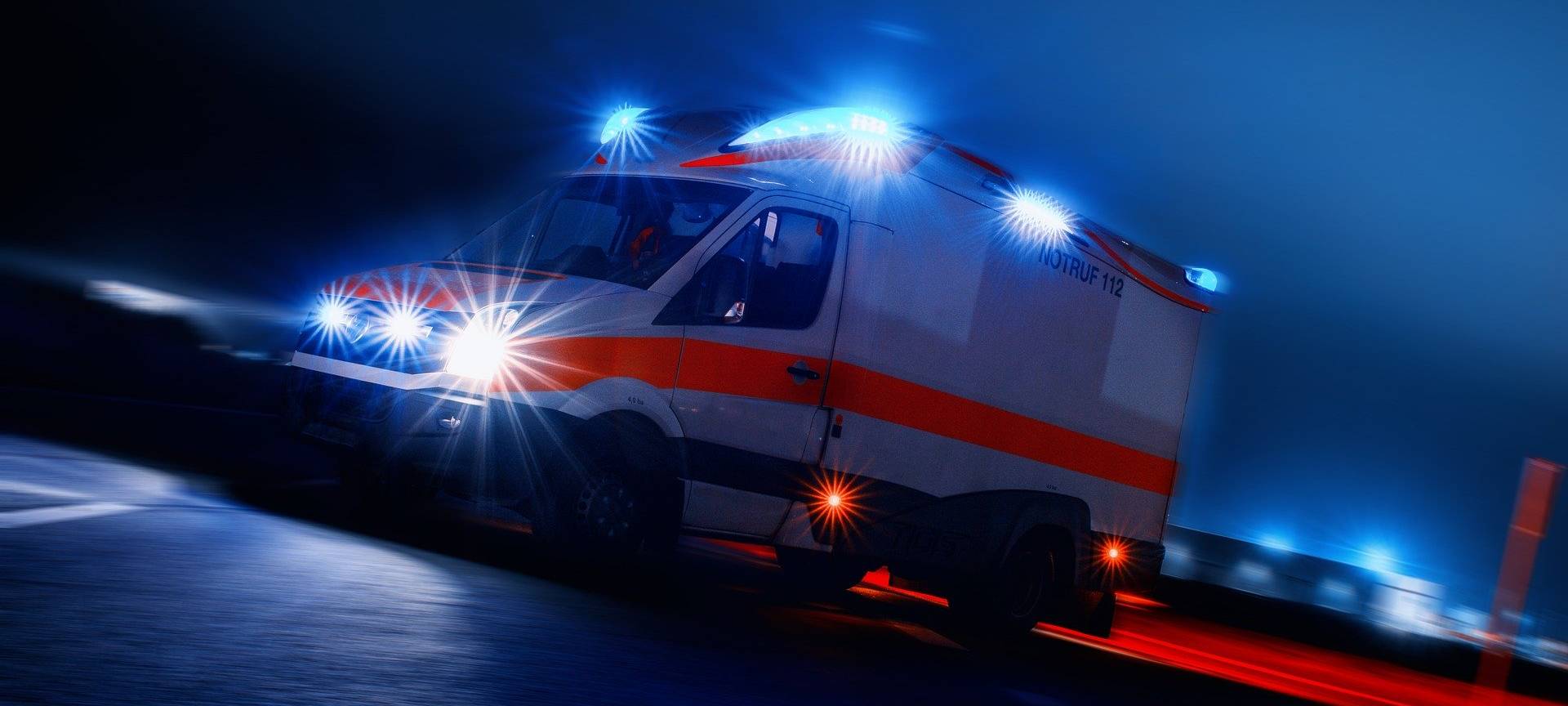 Mann rast mit altem Rettungswagen