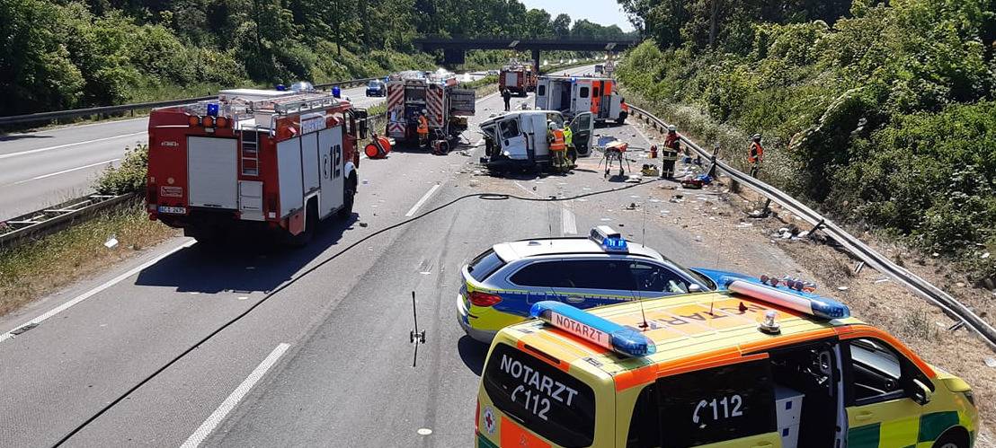 A44-Unfall: Zwei Schwerverletzte, Autobahn gesperrt
