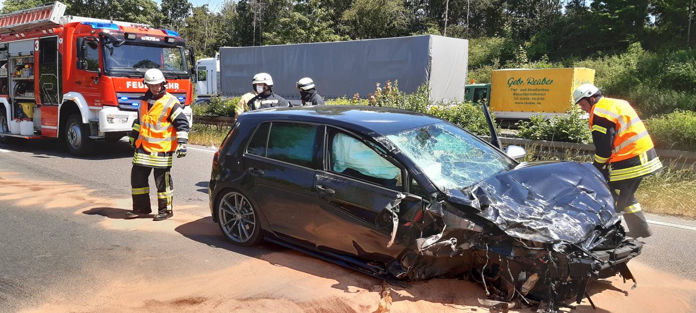 A44-Unfall: Zwei Schwerverletzte, Autobahn gesperrt