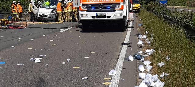 A44-Unfall: Zwei Schwerverletzte, Autobahn gesperrt