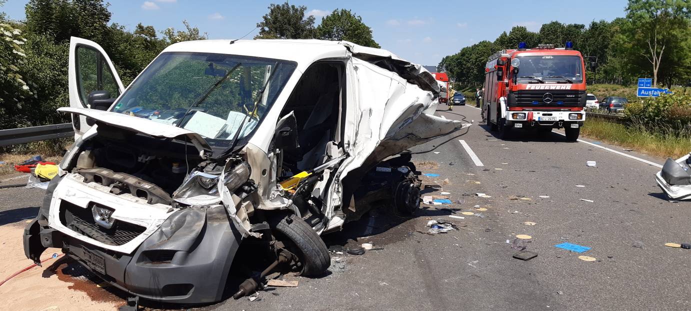 A44-Unfall: Zwei Schwerverletzte, Autobahn gesperrt