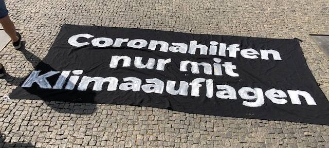 FFF-Demo für klimaschonenden Wiederaufbau