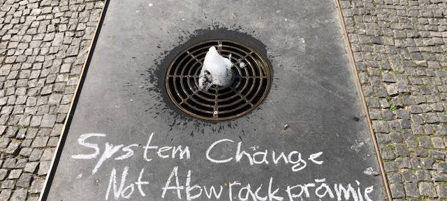 FFF-Demo für klimaschonenden Wiederaufbau