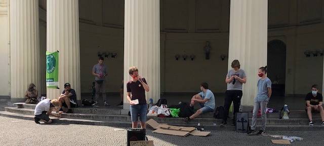 FFF-Demo für klimaschonenden Wiederaufbau