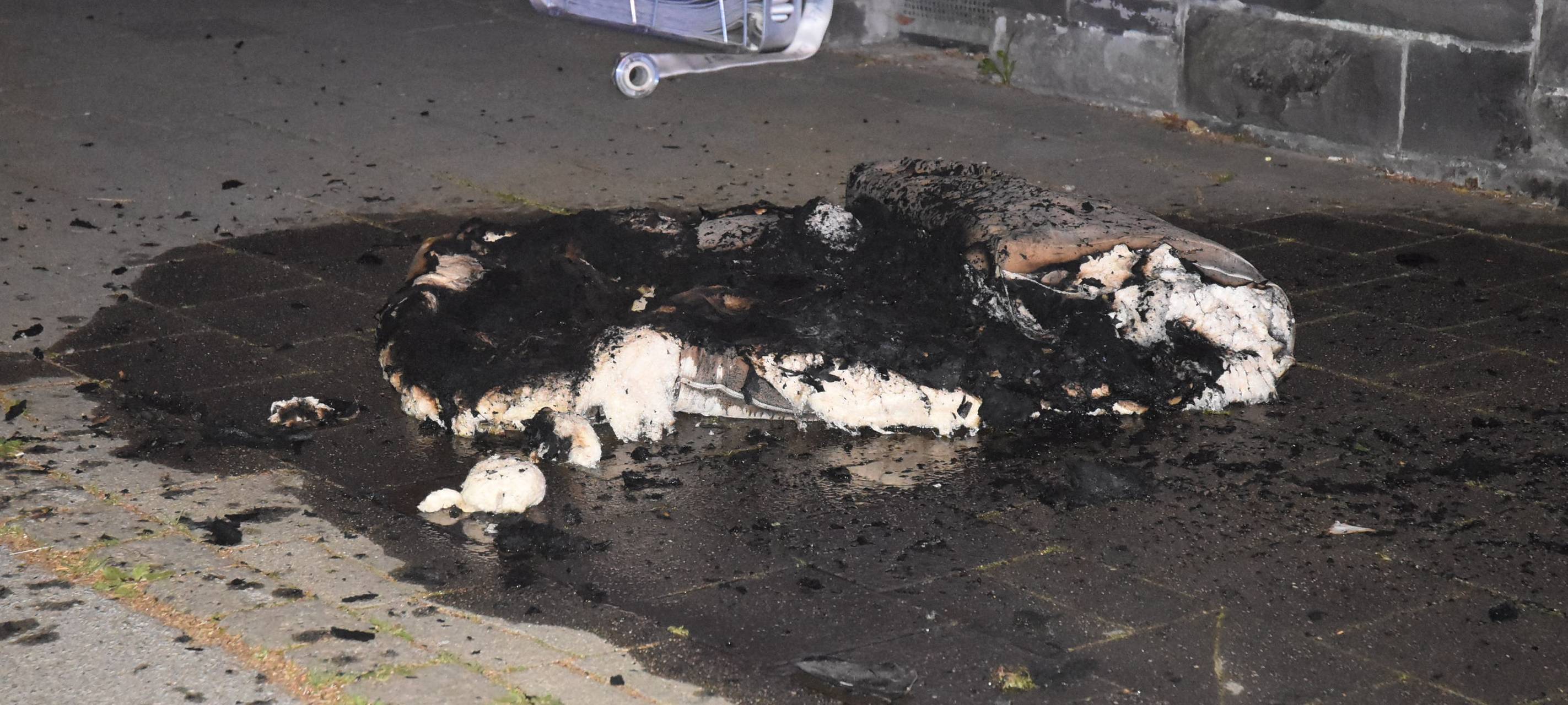 Mann nach Brand lebensgefährlich verletzt