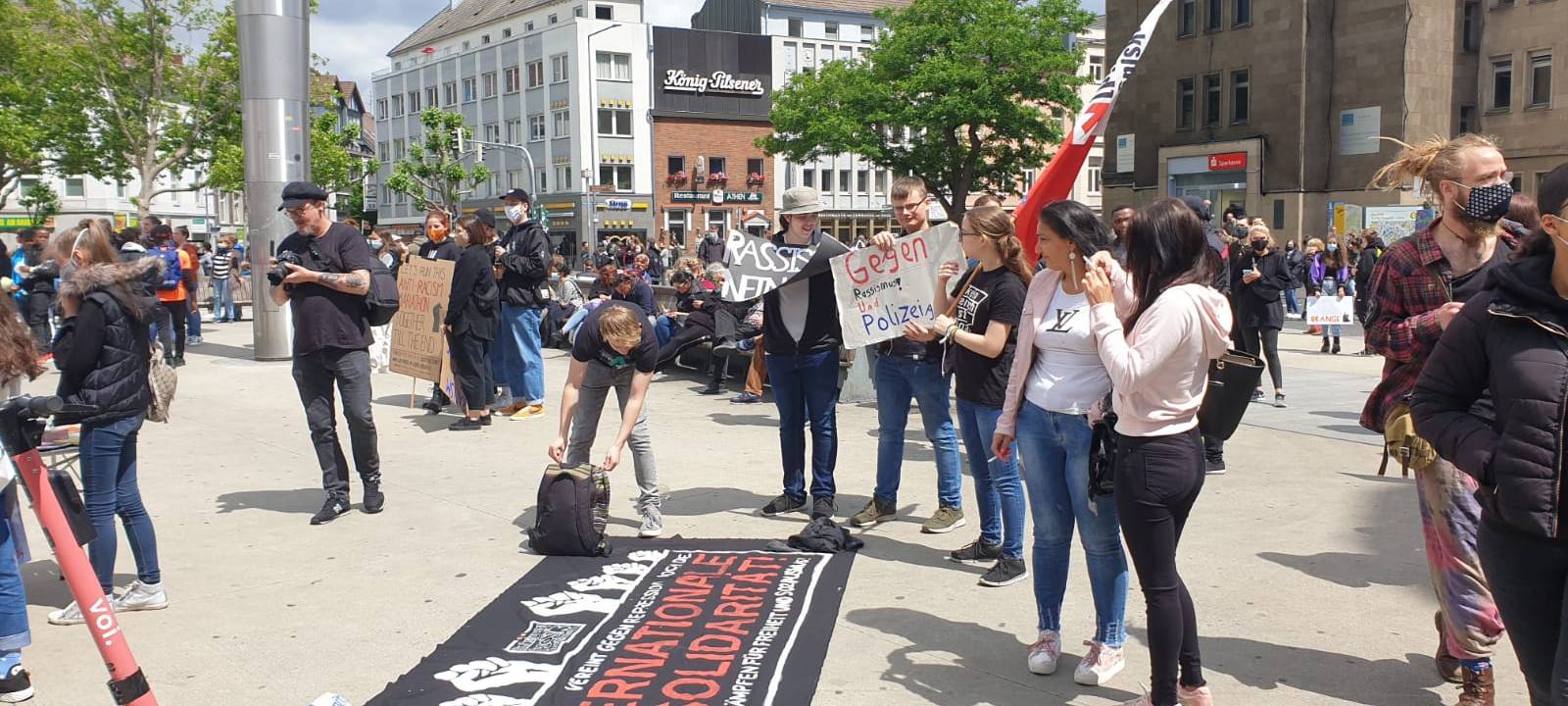 500 Menschen gehen in Aachen gegen Rassismus auf die Straße