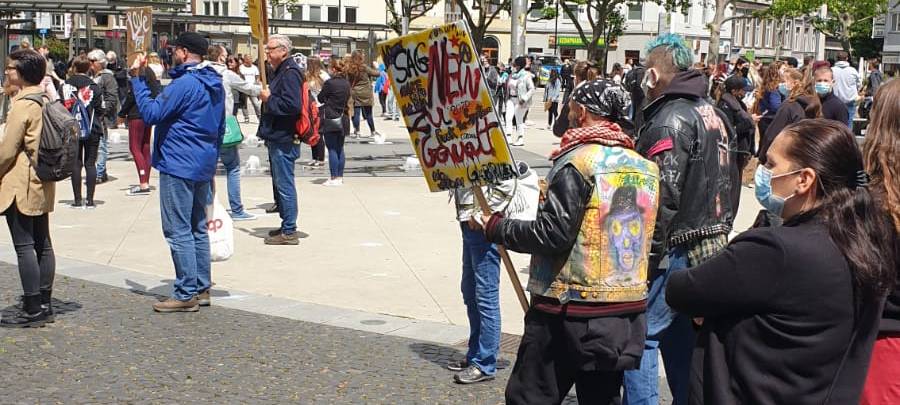 500 Menschen gehen in Aachen gegen Rassismus auf die Straße