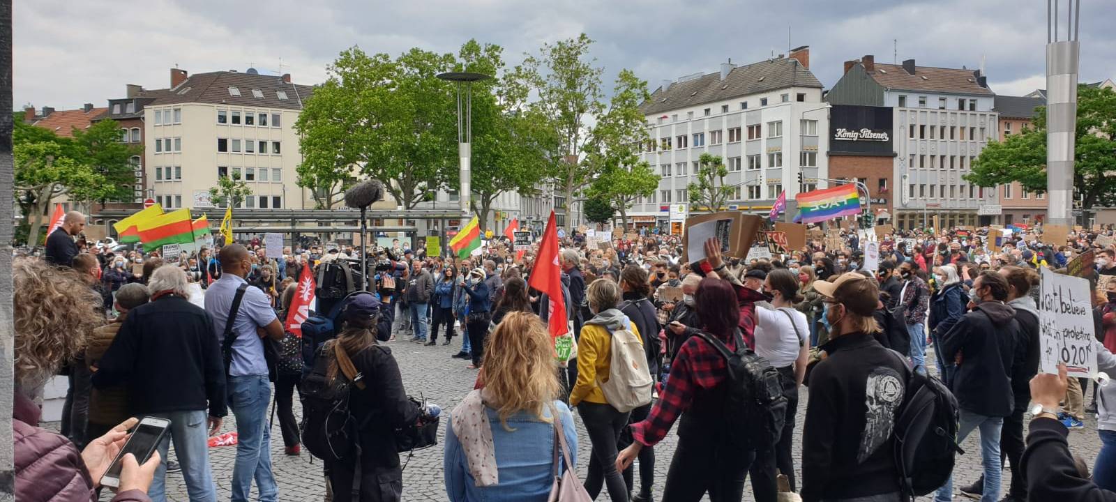 500 Menschen gehen in Aachen gegen Rassismus auf die Straße