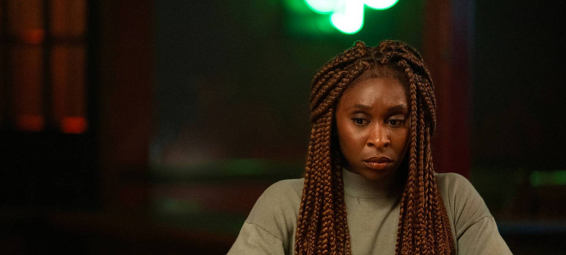 Privatermittlerin Holly am Tresen.