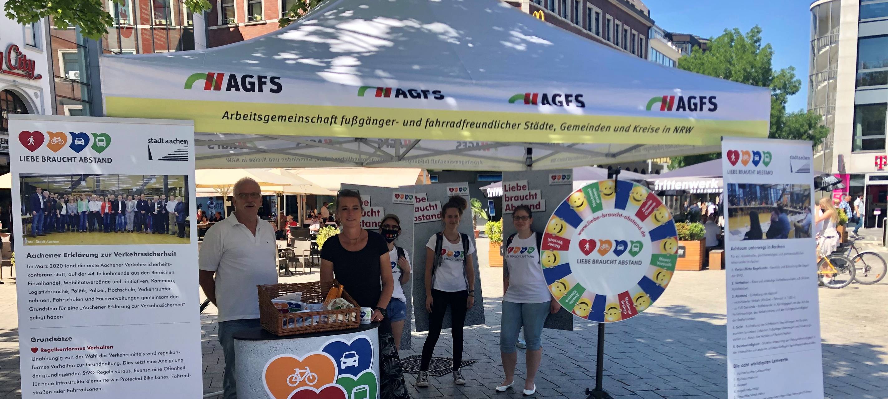 Kampagne "Liebe braucht Abstand" in Aachen