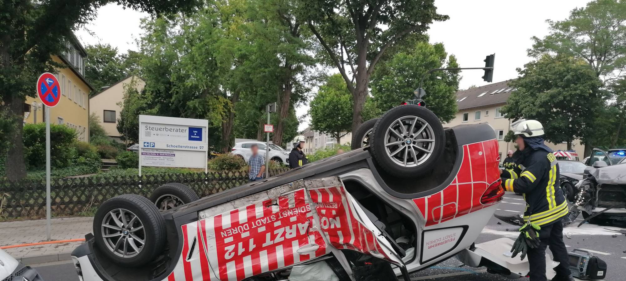 Notarztwagen überschlägt sich