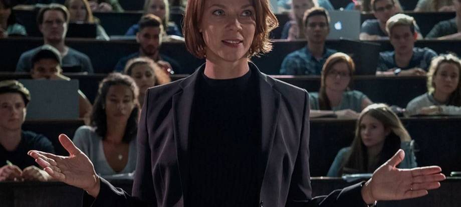 Professorin Lorenz in einer Vorlesung.