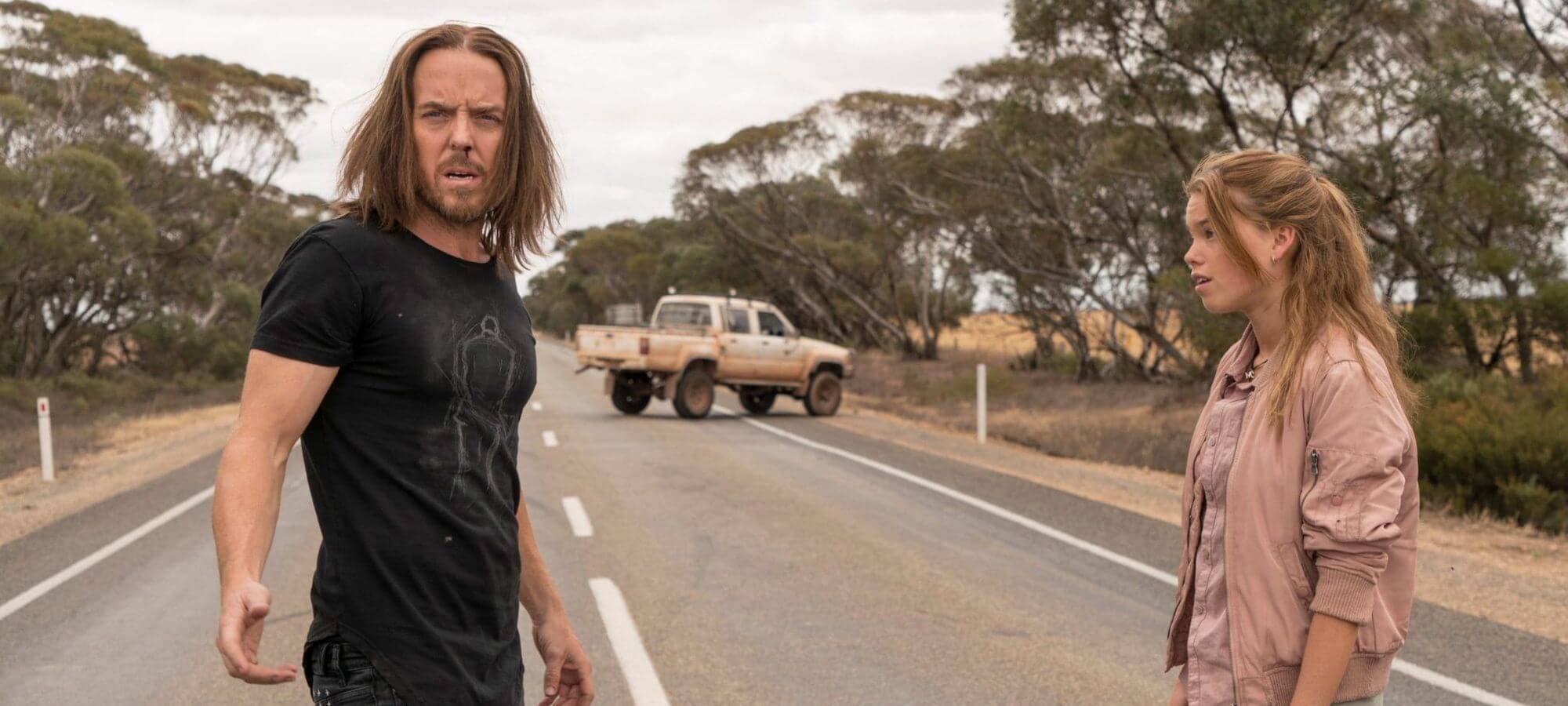 Meg und Lucky auf der Straße.