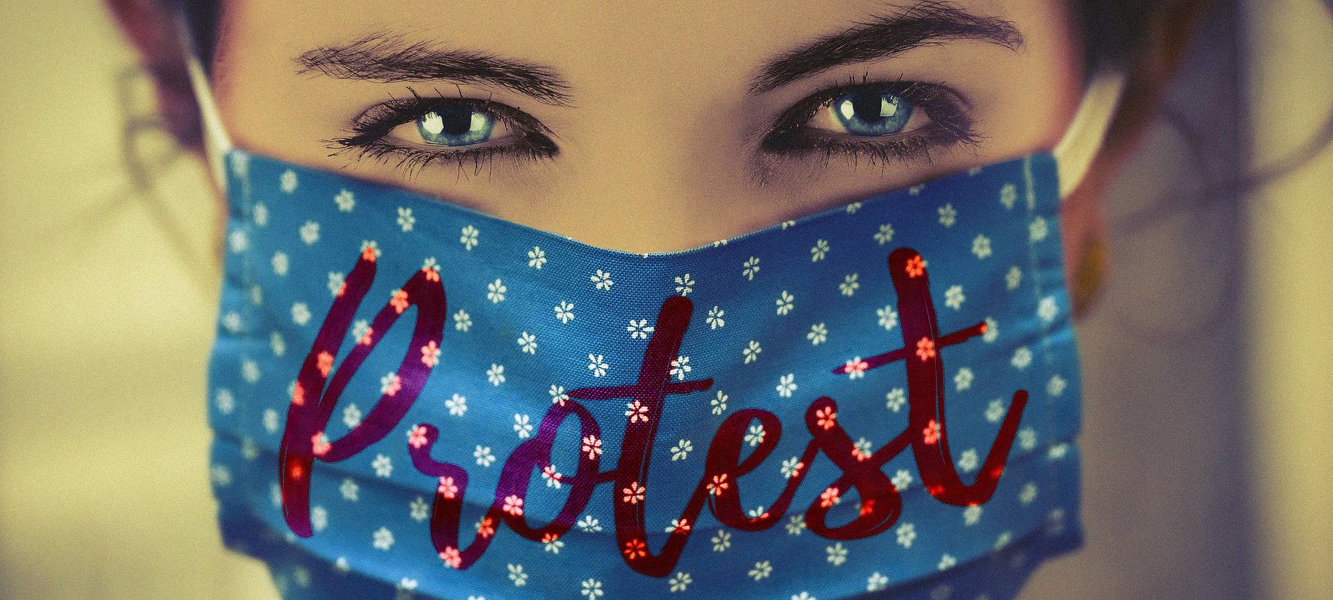 Betrunkene Maskenverweigerin rastet aus