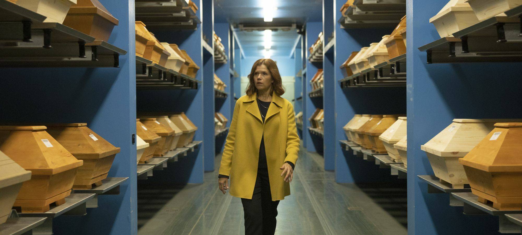 Karla in der Sarghalle.