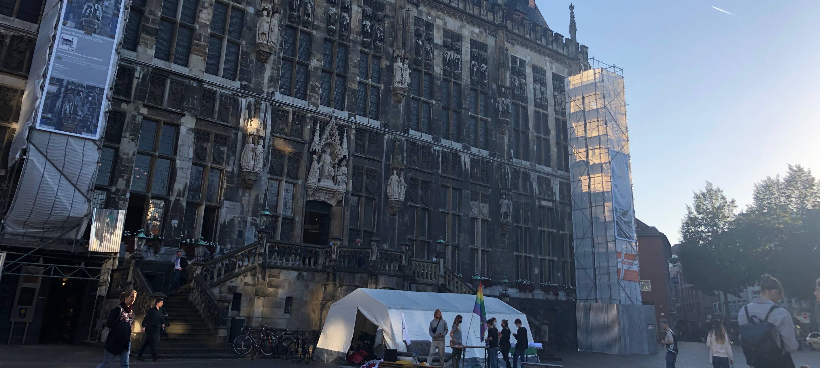 FFF Aachen campt vor Aachener Rathaus