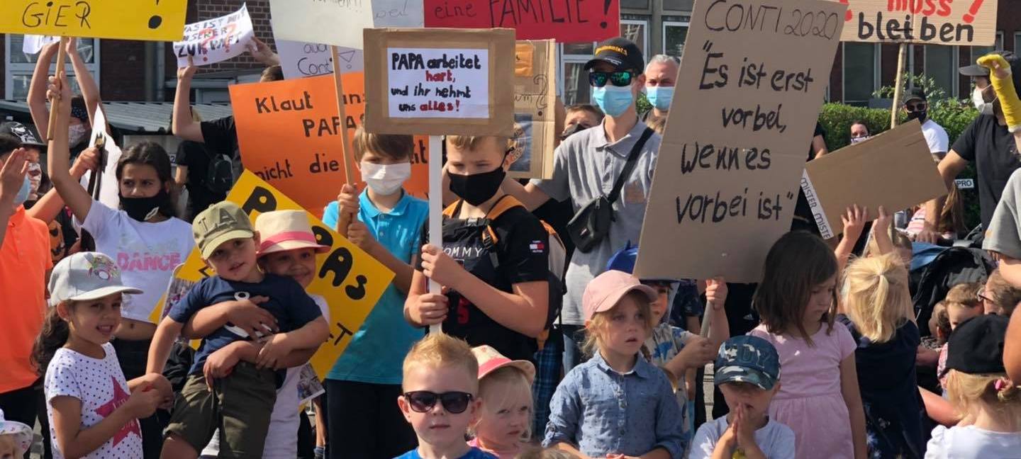 Familien demonstrieren gegen Schließung