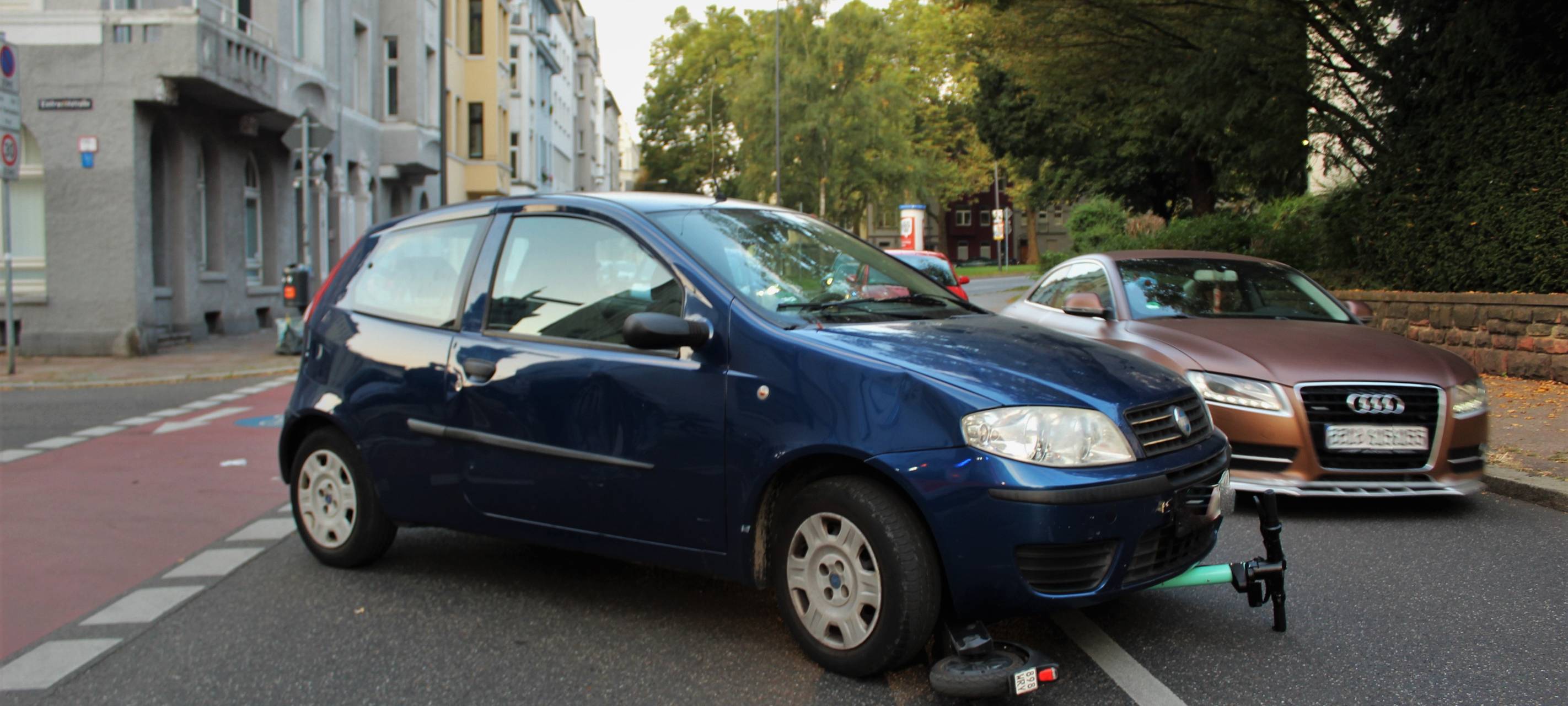 Pkw erfasst E-Scooter