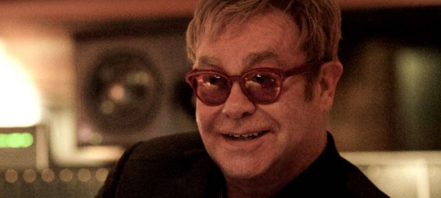 Elton John verhaspelt sich beim Lesen seiner eigenen Biographie