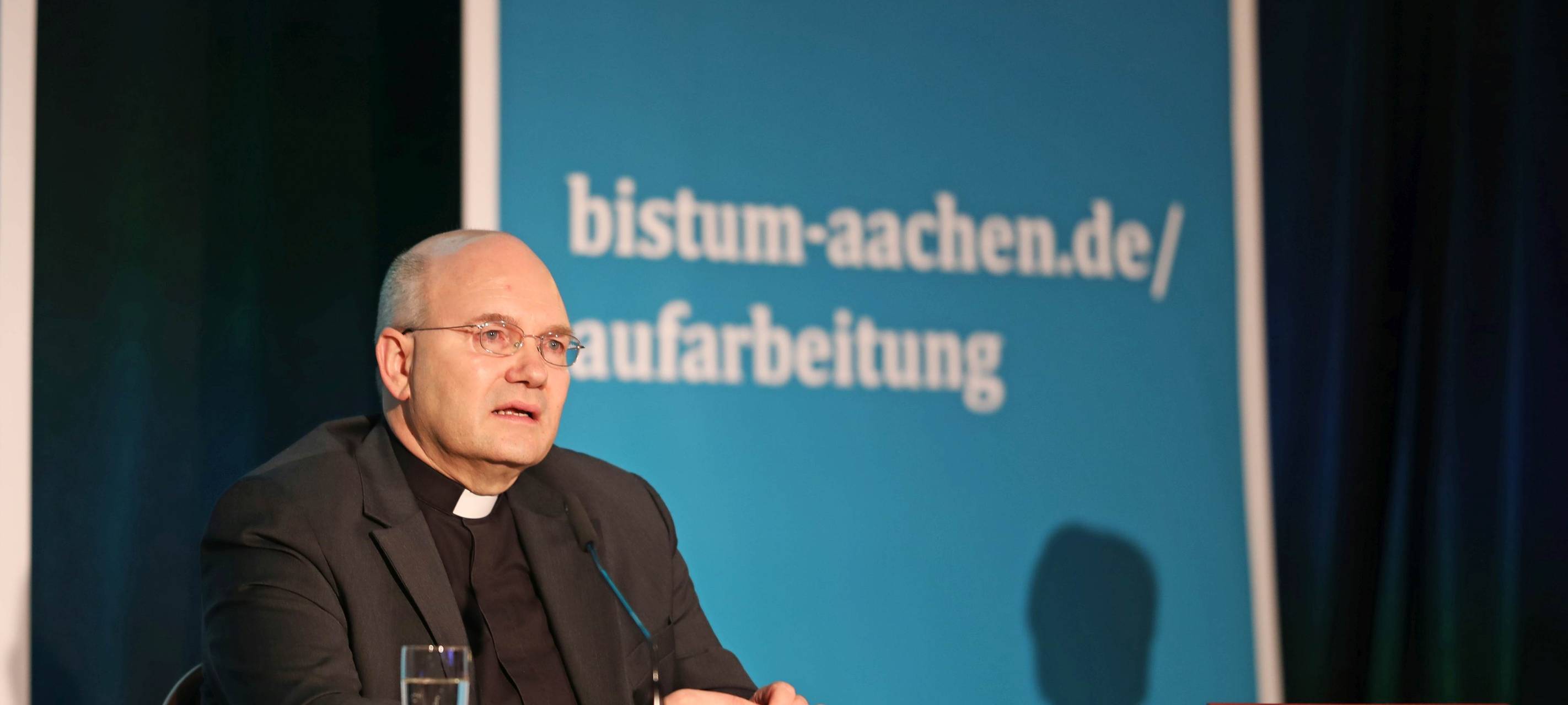 Bischof Helmut Dieser bei Protest gegen ihn selbst vor Ort