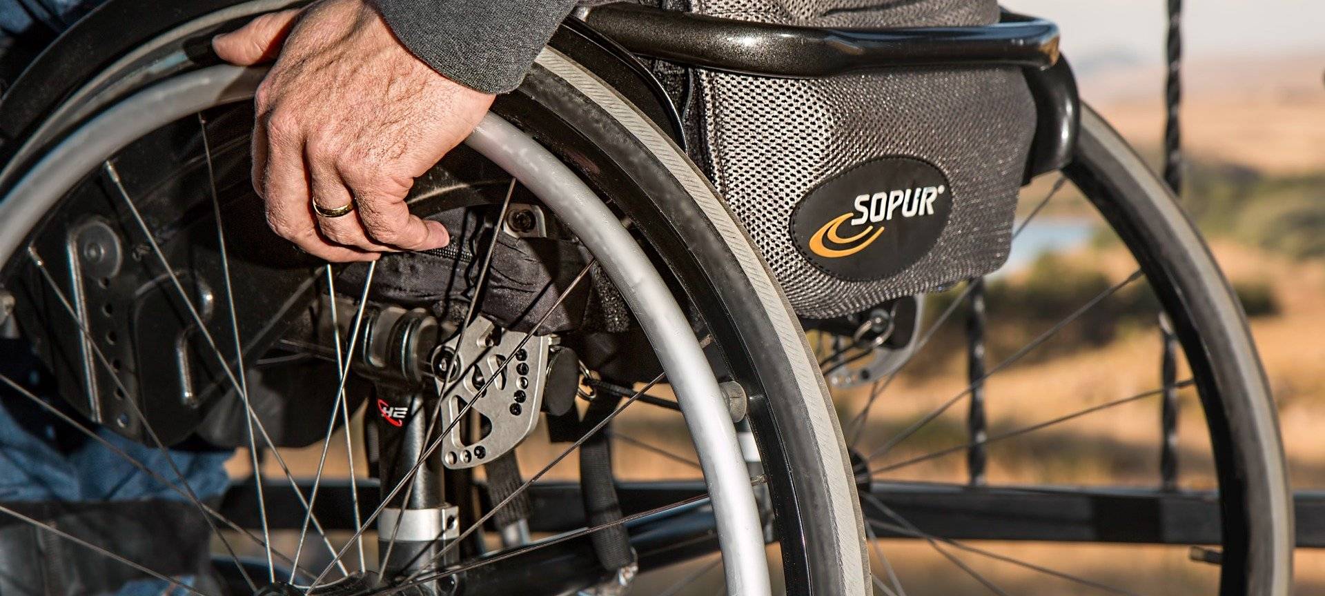 Senior im Rollstuhl ausgeraubt