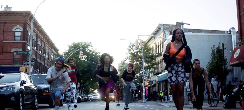 Die Skatergirls auf der Straße.