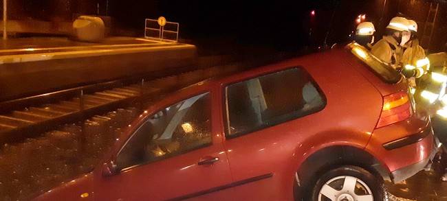 Senior lenkt Auto in Gleise