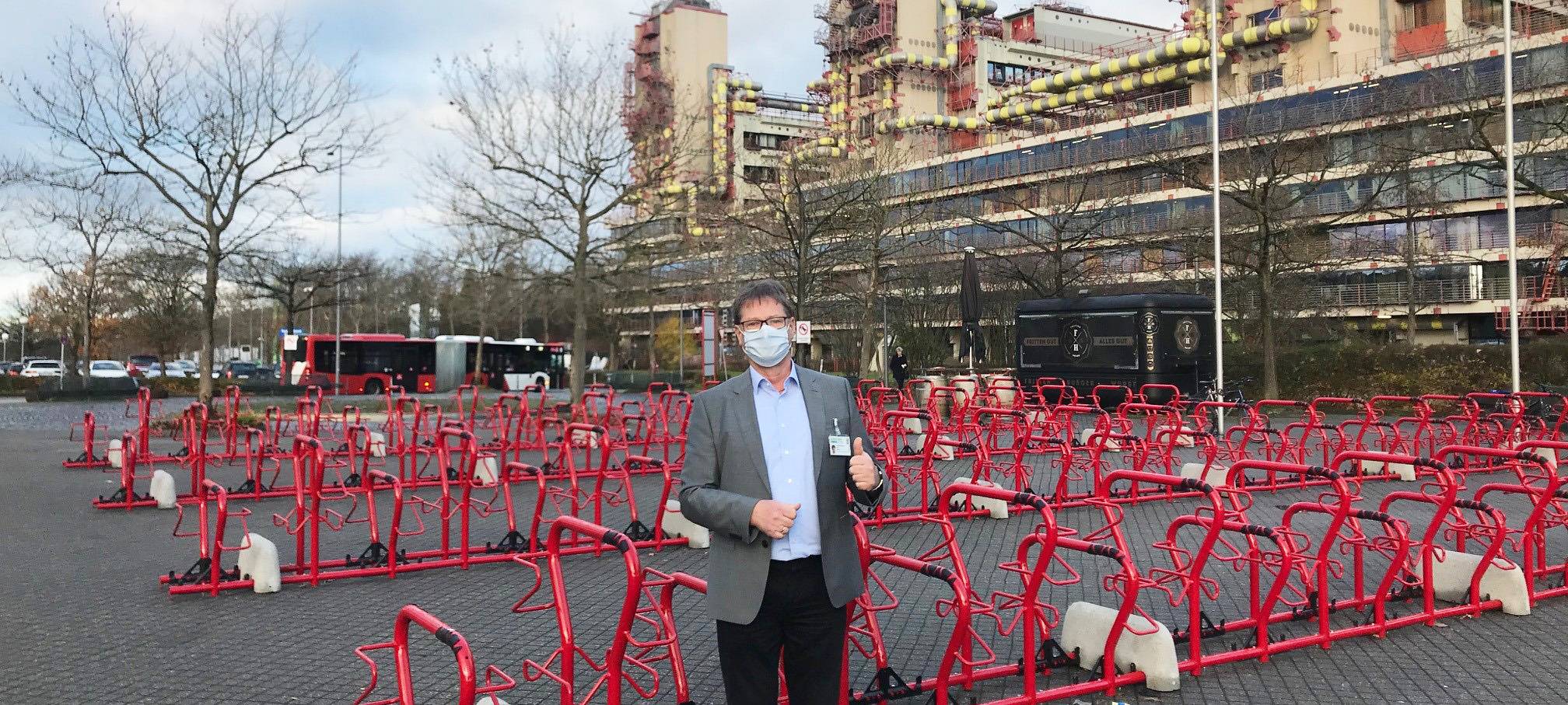 Uniklinik stellt 400 neue Fahrradbügel auf