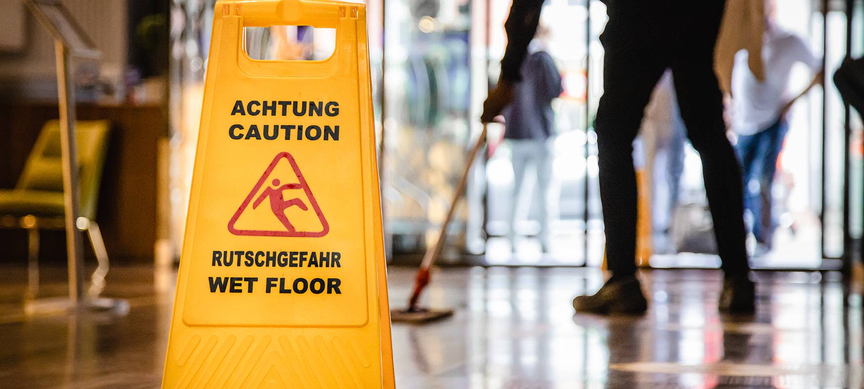 Reinigungskräfte verdienen und bekommen mehr Geld