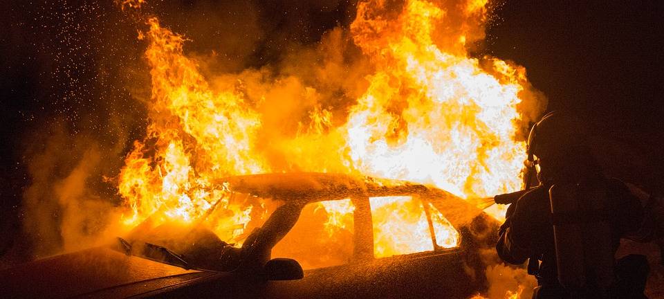 Autos in Würselen ausgebrannt