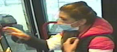 Portemonnaie im Bus geklaut: Wer kennt diese Frau?