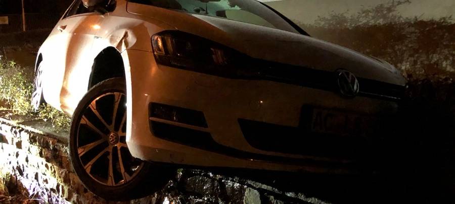 Autofahrt endet auf Mauer