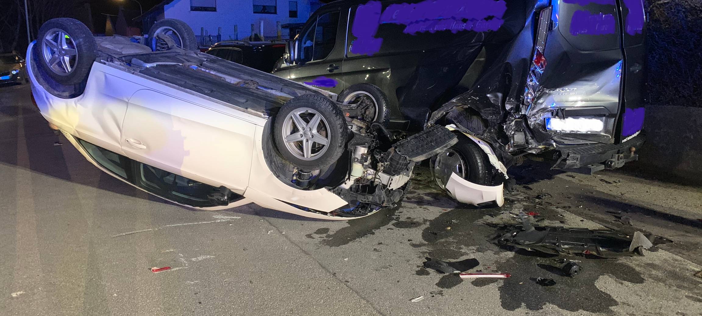 Wagen überschlägt sich