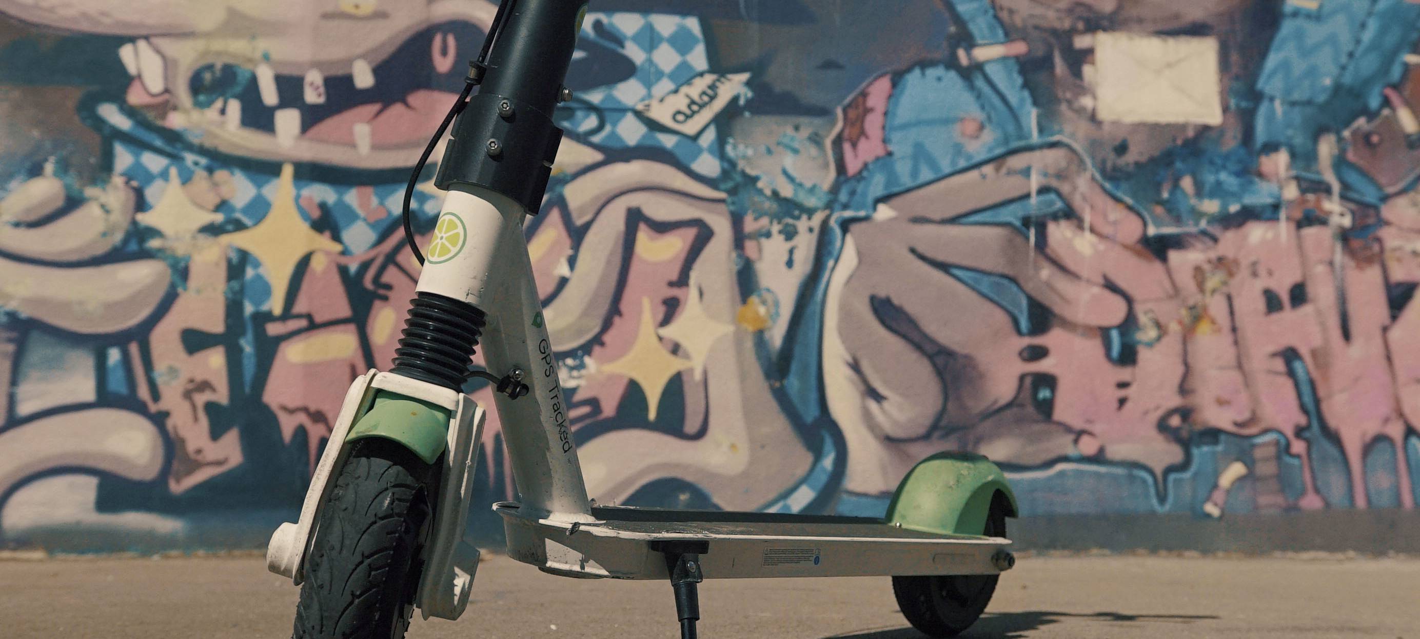 E-Scooter brennt und beschädigt Fassade