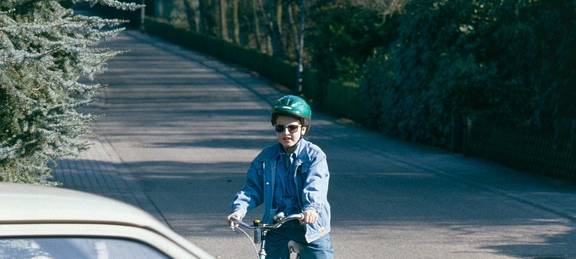 Mann spricht Kinder vor Schule an