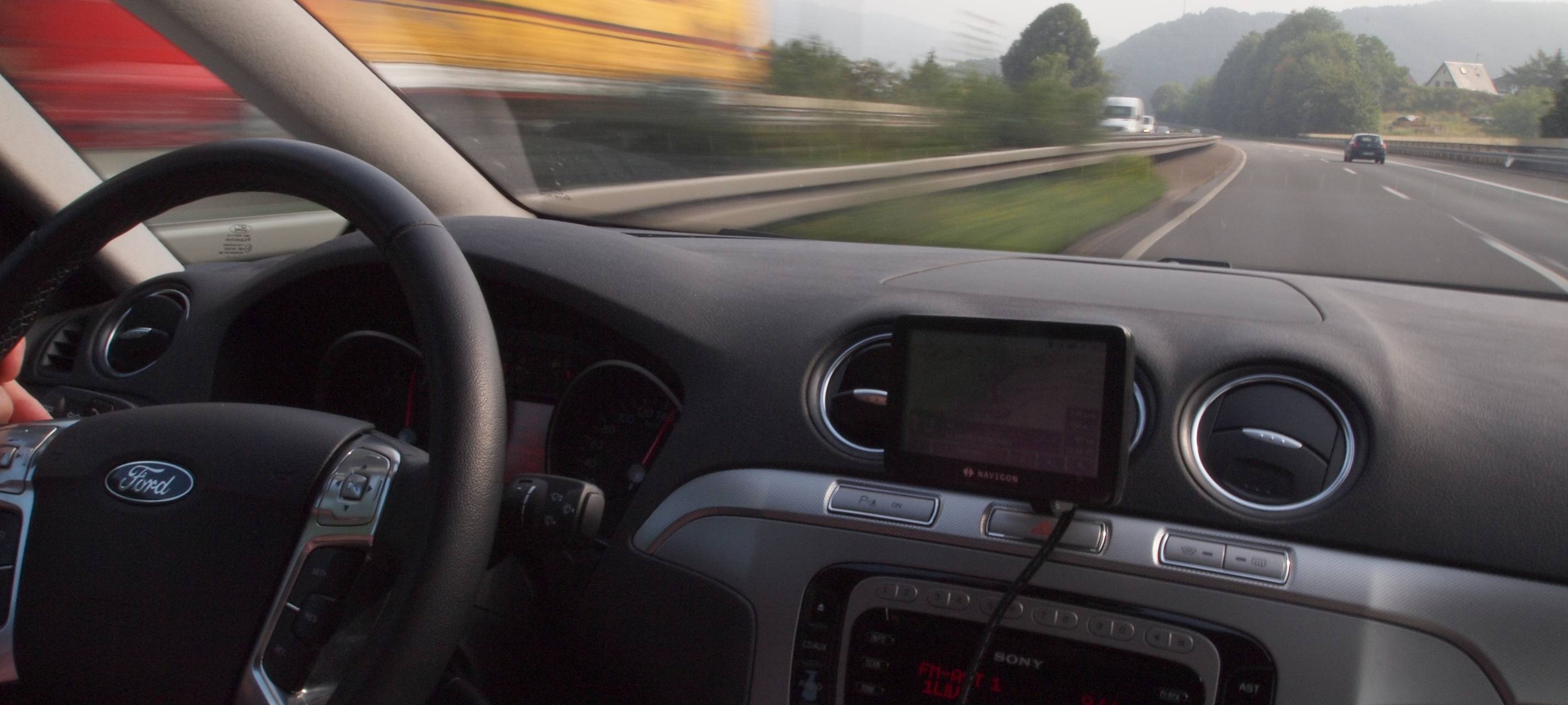 A44: Feuer mit Limo in Schach gehalten