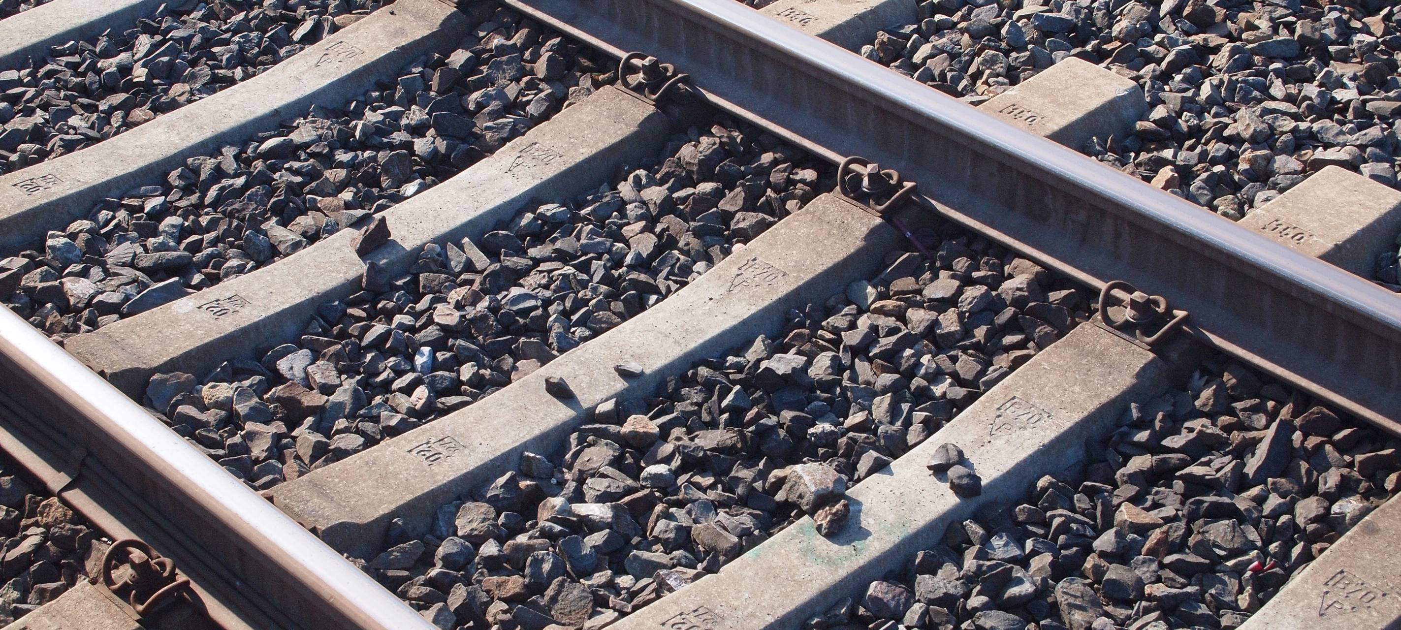 Bahngleise nicht überqueren!