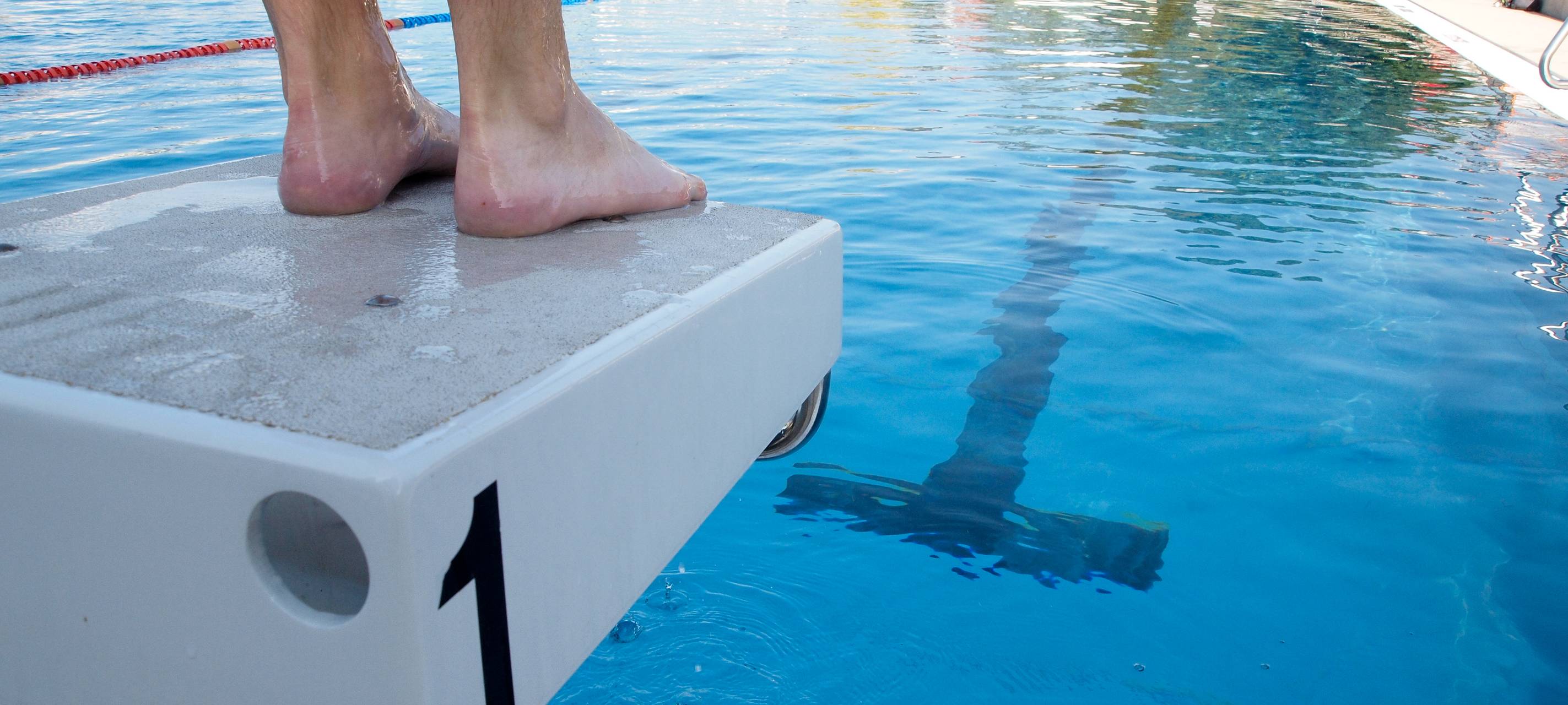 Mann macht Fotos in Schwimmbad